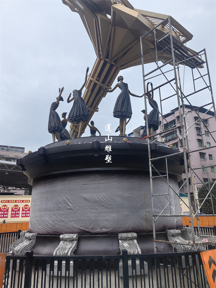 四川蓬安縣音樂廣場芭蕾舞人物雕塑